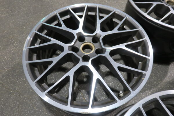 Original Porsche Macan 20 Zoll Spyder RS Felgensatz 4 Stück 10Jx20H2 ET19 95B601025BG RD564 / 9Jx20H2 ET26 95B601025BG RD563 – Bild 5