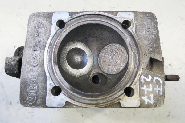Porsche 911 Zylinderkopf 9111043061R BJ 1-70 cylinder head – Bild 4