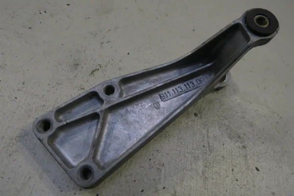 Porsche 911 G Modell Halter Sekundärpumpe 9111131130R – Bild 3