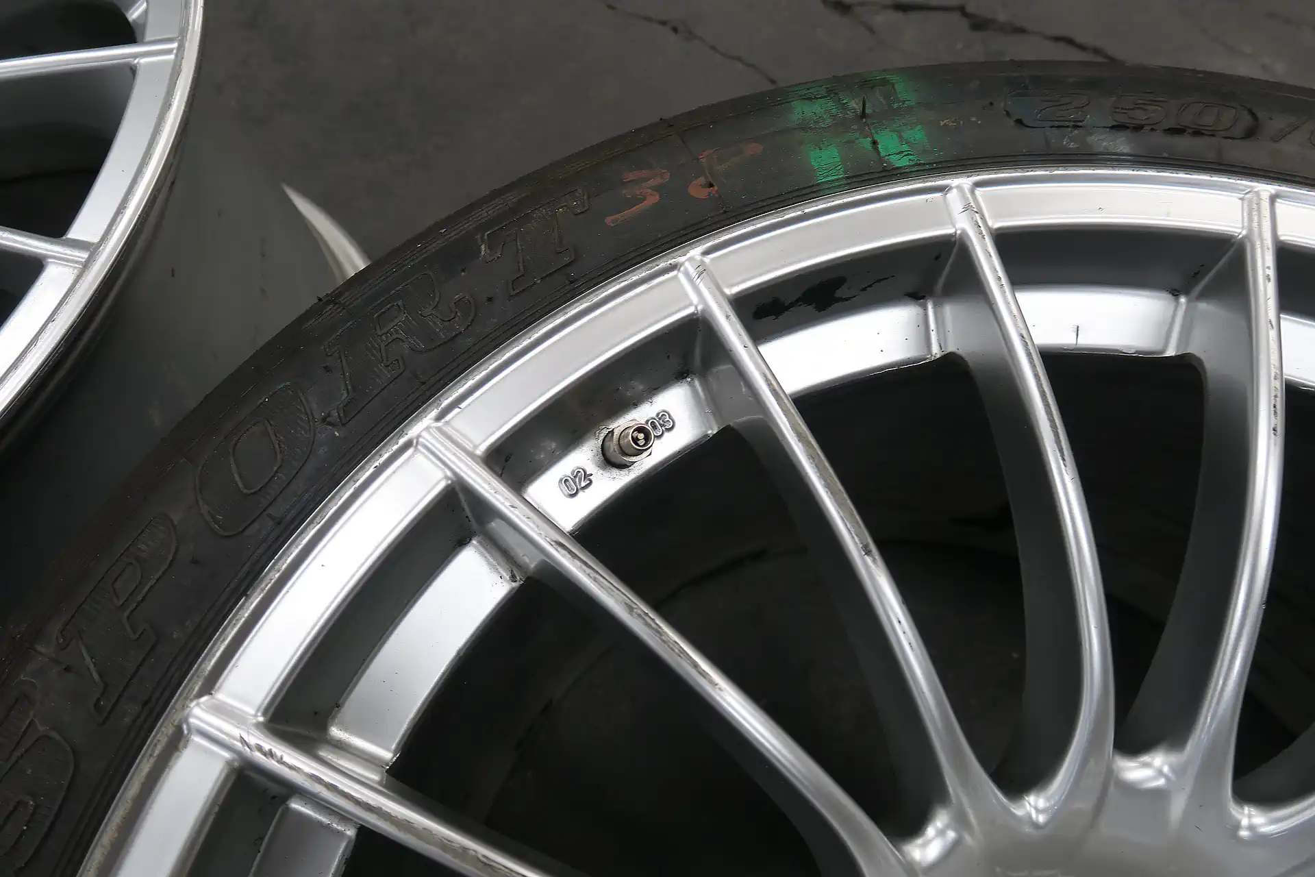 Porsche 911 996 GT3 R / RS RSR GTR Original ATS Felge Baujahr 2003 9JX18 Zoll Vorderachse 2 Stück Set – Bild 9